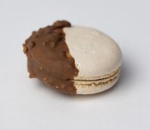 Макарон Сникерс