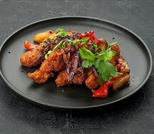 Цыпленок в хрустящей панировке с ананасом и овощами стир-фай