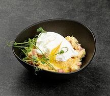 Пшеная каша с беконом и яйцом пашот