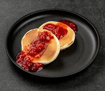 Панкейки с клубничным конфи
