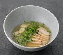 Домашний куриный бульон с клецками