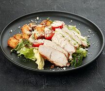 Салат с жареным цыпленком и соусом Цезарь