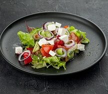 Салат из свежих овощей с сыром Фета