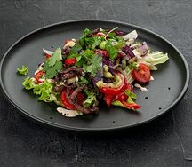 Салат с говядиной и овощами стир-фай