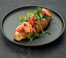 Круассан с семгой и сливочным кремом