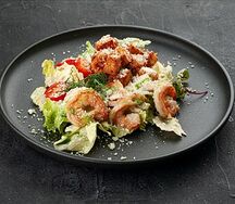 Салат с жареными креветками и соусом Цезарь