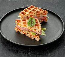 Вафля сэндвич с ветчиной и красным сыром