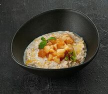 Овсяная каша с карамельными фруктами