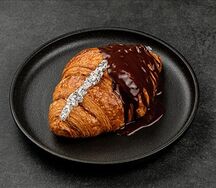 Круаcсан с маком и шоколадной глазурью