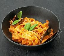 Паста с морепродуктами и соусом биск