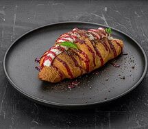 Круассан с крем-чизом и вишневым соусом