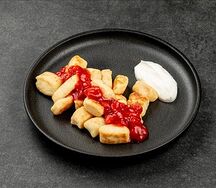 Ленивые вареники с клубничным конфи
