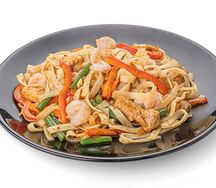 Wok с креветками и курицей
