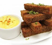 Гренки чесночные с cоусом