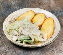 Салат с копчёным цыплёнком, пармезаном и хрустящими крутонами