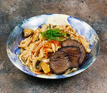 Удон с сочной говядиной, овощами и кунжутом