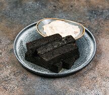 Чесночные гренки с соусом из копчёного лосося