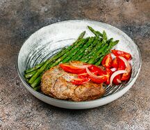 Стейк из свиной шеи с зелёной спаржей и соусом из томатов