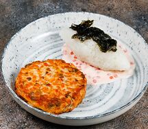 Рубленая котлета из форели с рисом и икорным соусом 