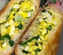 Пирожок с луком и яйцом