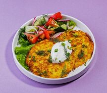 Драники картофельные со свежими овощами и сметаной