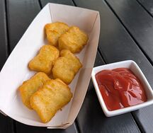 Куриные наггетсы с соусом  