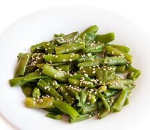 Фасоль стручковая с кунжутом