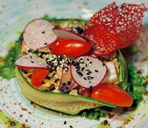 Салат из говядины со свежими овощами и соусом гамадари 