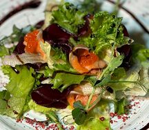Салат с лососем и карпаччо из свеклы