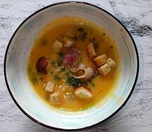 Гороховый крем-суп с сухариками