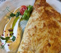 Драник с нежной куриной грудкой и шампиньонами в сливочном соусе