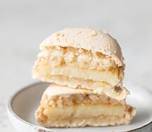 Макарон соленая карамель 