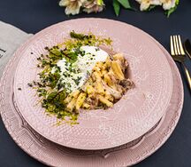 Паста казаречче с курицей, грибами и муссом из пармезана