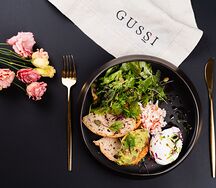 Гуакамоле с мясом краба и яйцом пашот