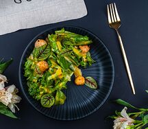 Салат с гребешком и соусом манго