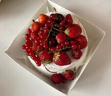 Бенто-торт с горкой сезонных ягод