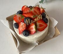 Бенто-торт с горкой ягод и топпером Маме