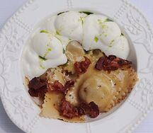 Равиоли с говядиной и муссом пармезан