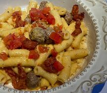 Ригатони с митболами и беконом