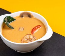 Том ям с креветками и кальмаром
