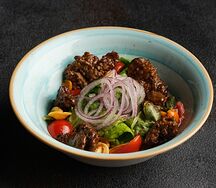 Теплый салат с куриной печенью и маринованными опятами