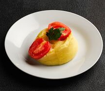 Картофельное пюре с маринованным помидором