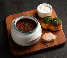 Борщ с мясом, сметаной и пампушками