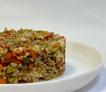 Жареный рис с овощами  
