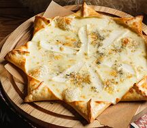 Хачапури с грушей и сыром горгондзола