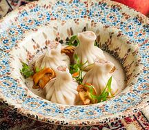 Хинкали с копчёной курицей в грибном соусе 