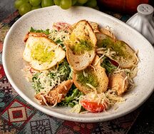 Салат Цезарь с курицей