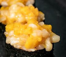 Гункан с гребешком и манго
