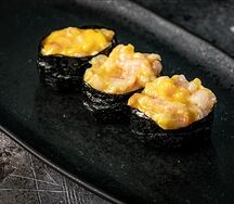 Гункан с Ама Эби и соусом манго маракуйя