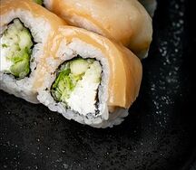 Ролл с гребешком и яблоком